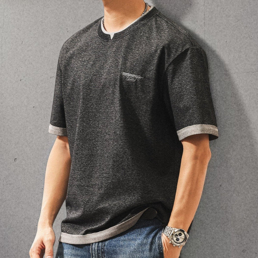 メンズ用レイヤード風チャコールTシャツ、クルーネック配色ライン、胸ロゴ