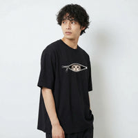 メンズ コットン半袖Tシャツ 黒、猫がジップ風モチーフからのぞくグラフィック